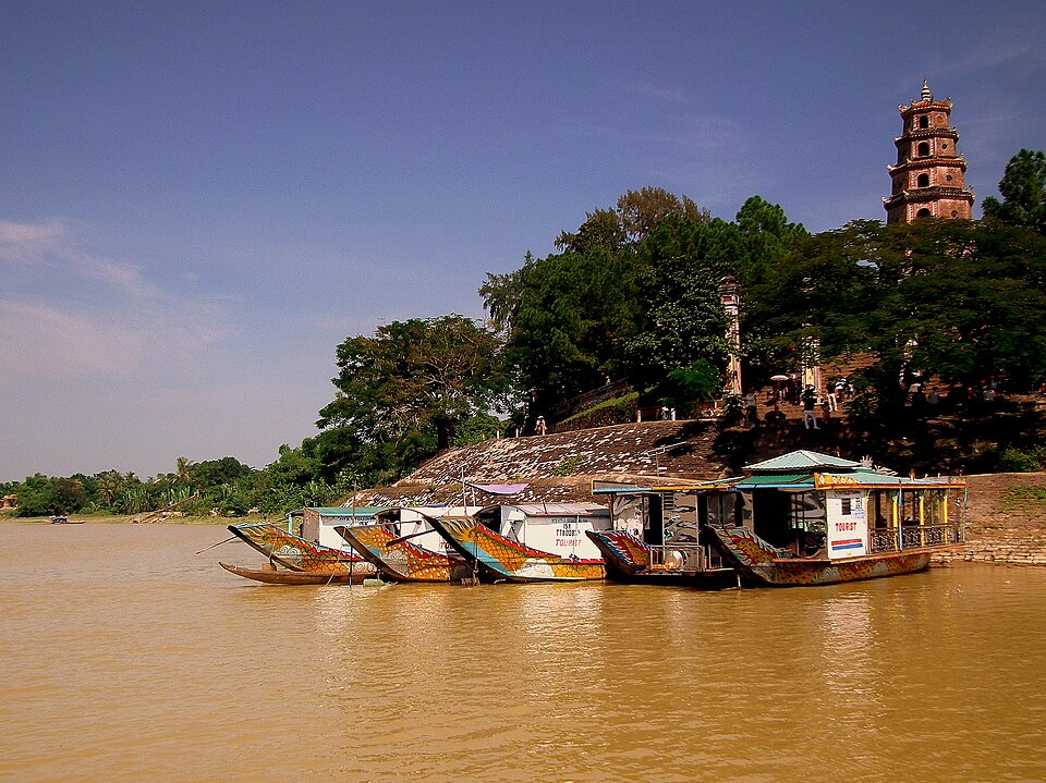 Drachenbootfahrt auf dem Parfümfluss